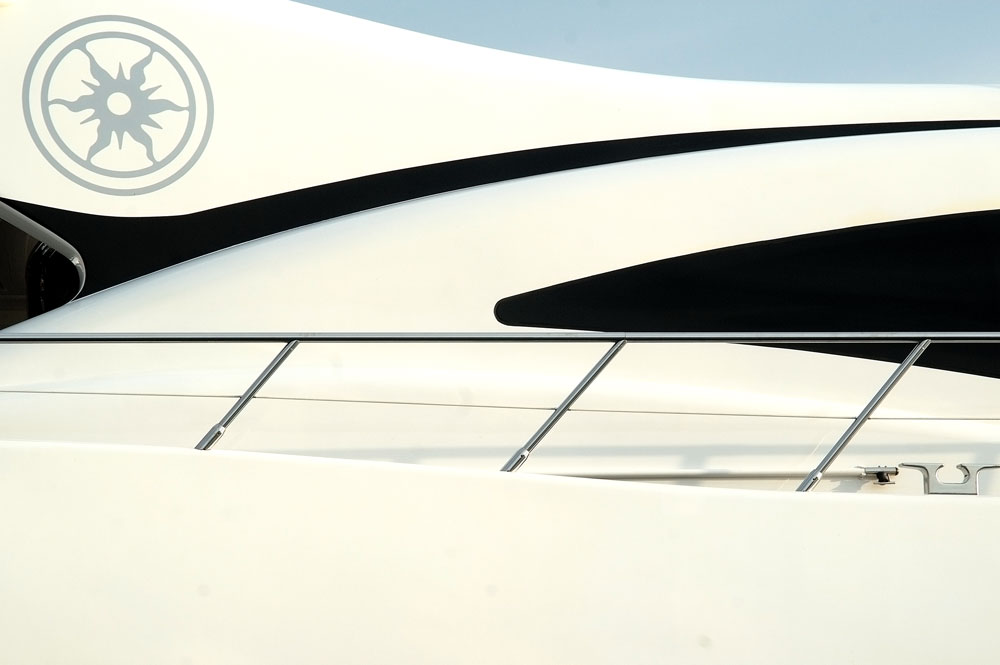 Dettaglio ravvicinato dello yacht Mangusta 108' ARES con design della finestratura laterale e logo ARES ben visibili